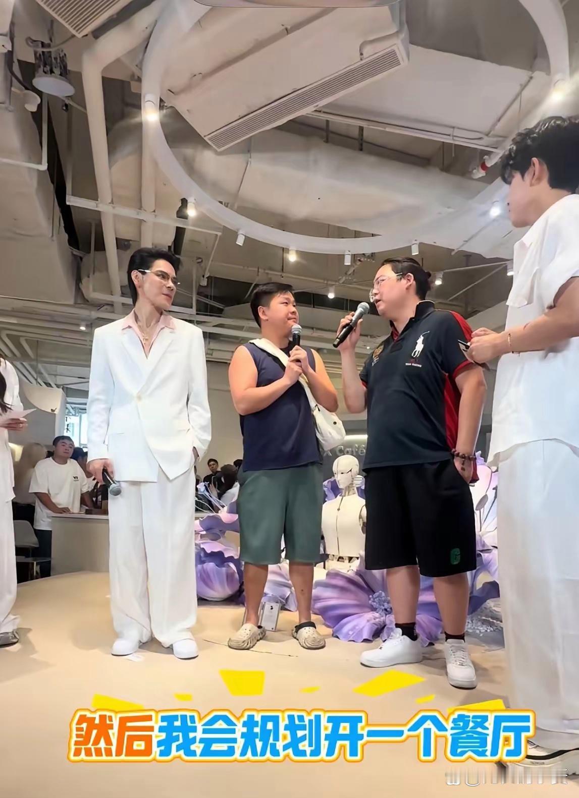 向太估计又要哭了，因为小儿子向佑又要准备开餐厅了！哥哥向佐线上线下都把弟弟带着，