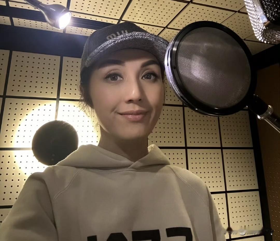 杨千嬅儿子为她亲自下厨，做了一道美味的泡菜豆腐。这可是来自亲儿子的味道，老母亲倍