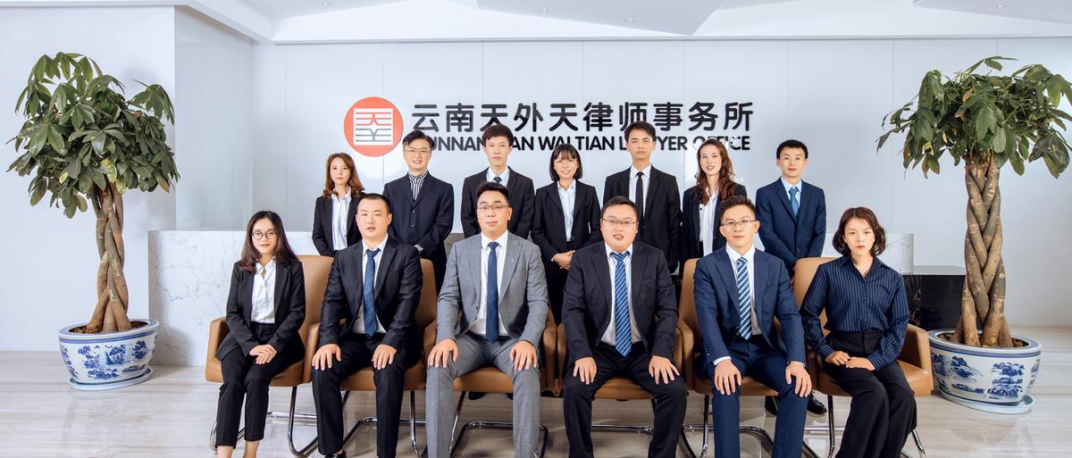 江西韩杰医生这个案件简单点说就是一个套路。病人先以幼儿医疗过错向医院索赔一百多万