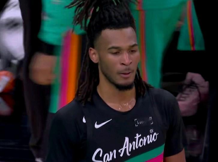 马刺8连胜时有多狂，现在连败就有多惨。最近10场，马刺只赢了2场，直接掉到西部