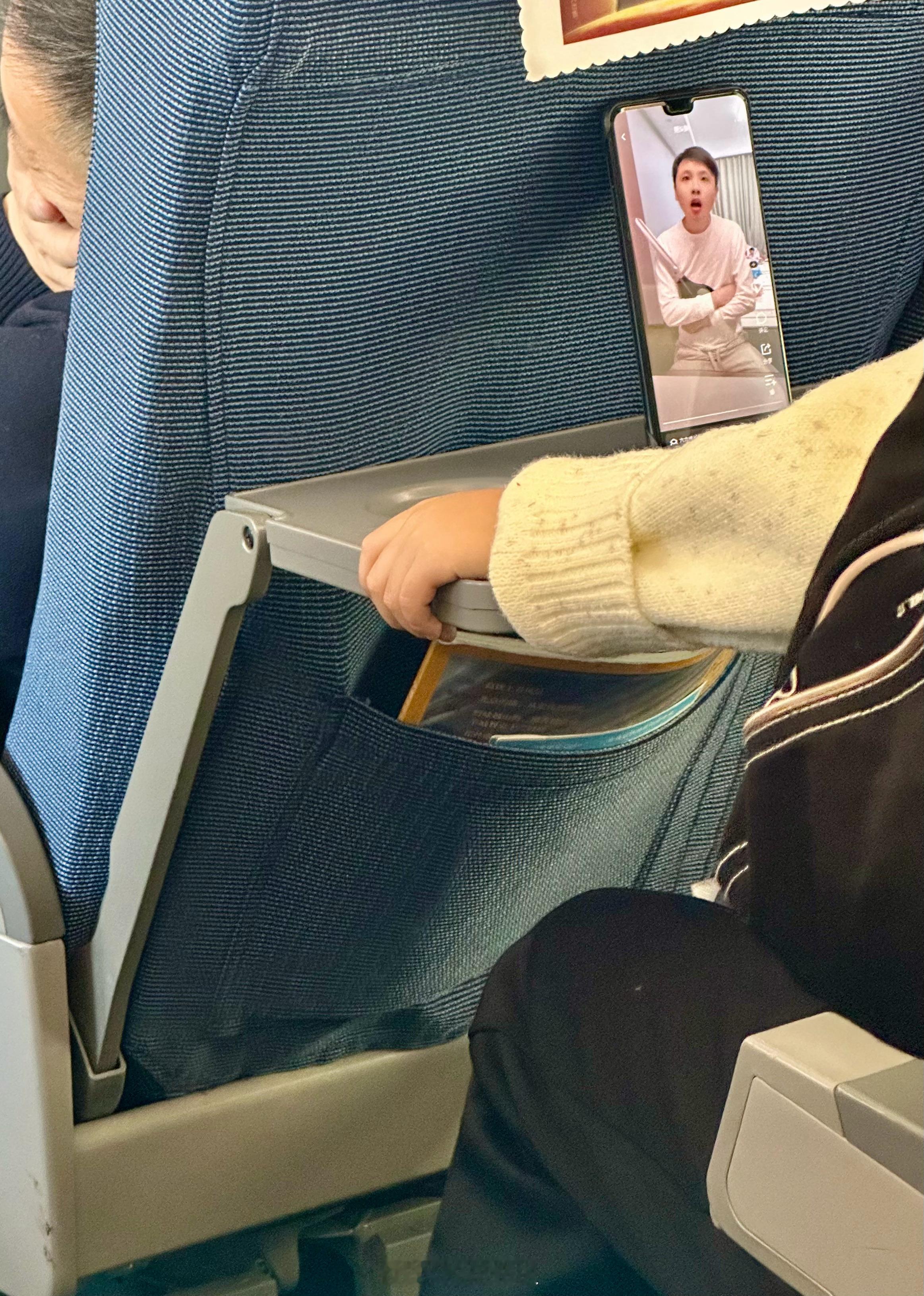 坐高铁玩手机外放声音很大，真的很不礼貌，小孩子不懂事，大人也不懂事