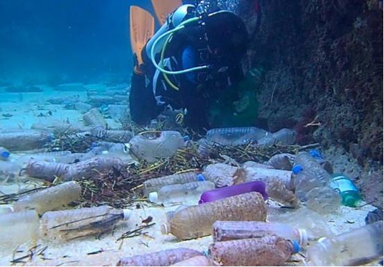 海底传来坏消息？人类下潜到1万多米的海底，发现了“不该出现”的东西，带来的影响让