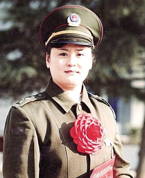 1996年，一位浑身绑满炸药的歹徒突然闯入了郑州国棉五厂的幼儿园，并劫持到了28
