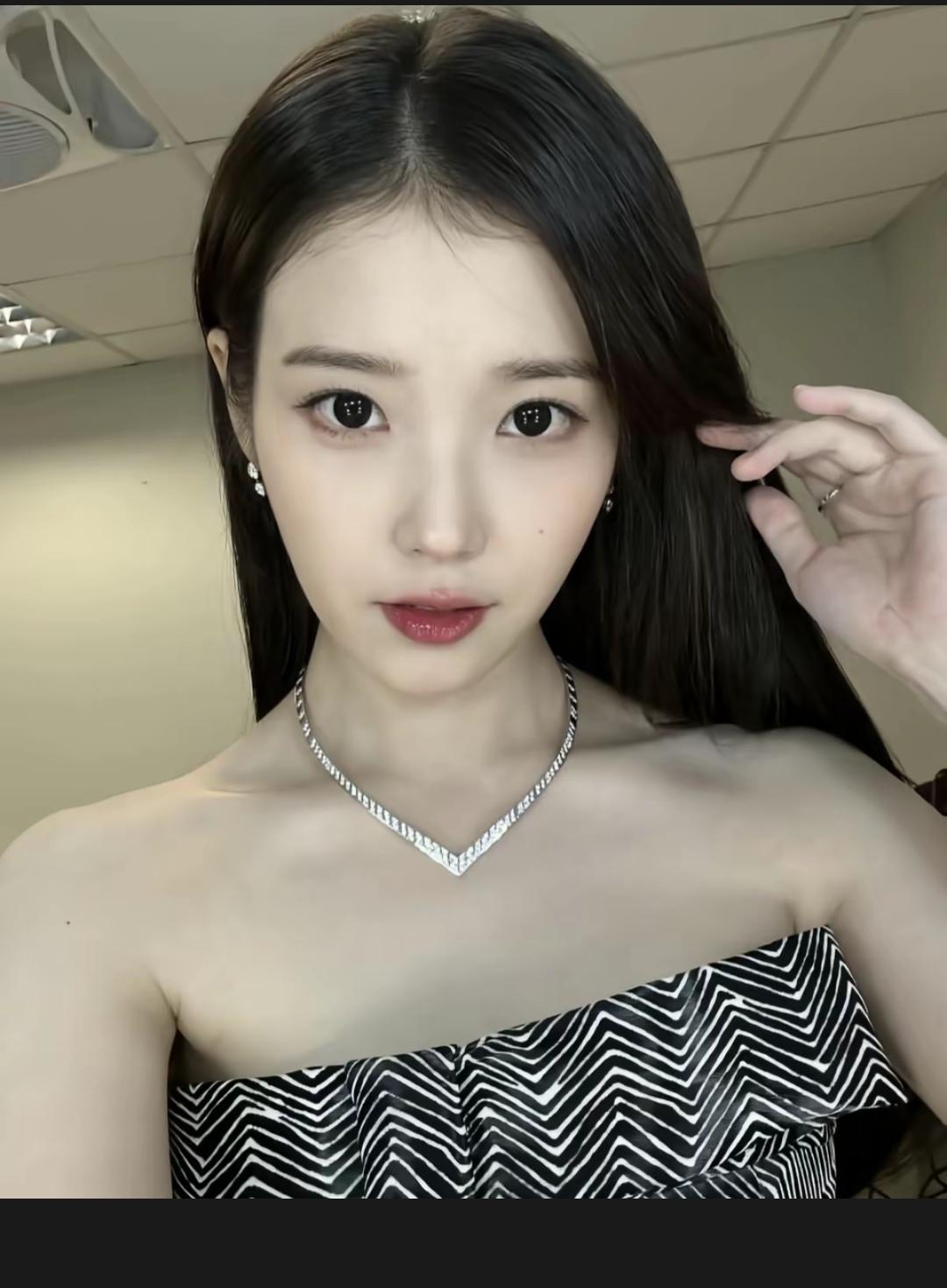 银钗映月，玉佩生辉。