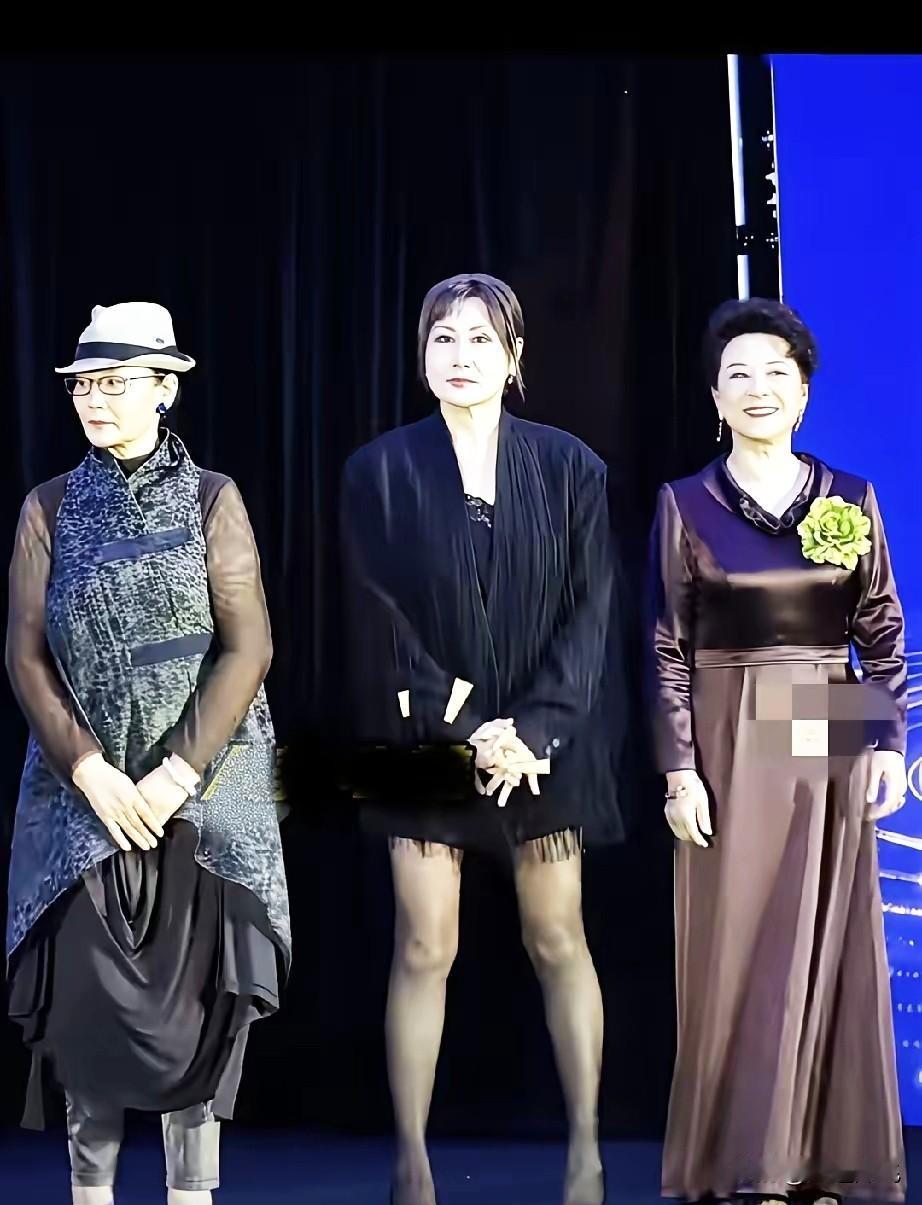 前有张凯丽黑丝，现有林志玲蝴蝶结，我就纳闷了，都五十开外了，能不能不要超短裙