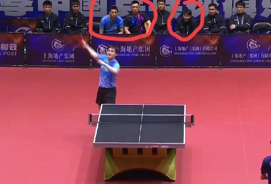 乒超联赛当樊振东和闫安在球场上快乐乒乓的时候有谁注意到在场外沪队的教练和其他队