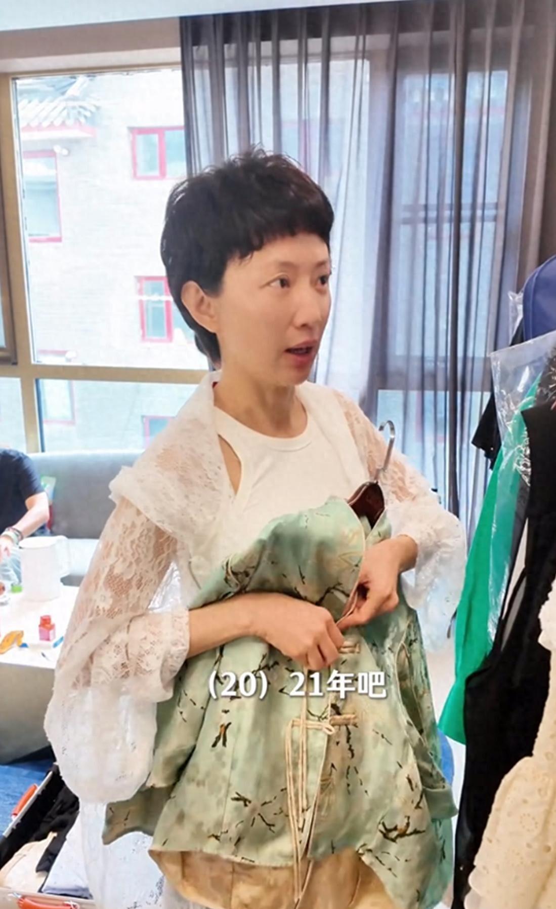 许亚军一家拍全家福，大儿子全程没笑：他一定在想妈妈何晴吧9月1日，许亚军在社交