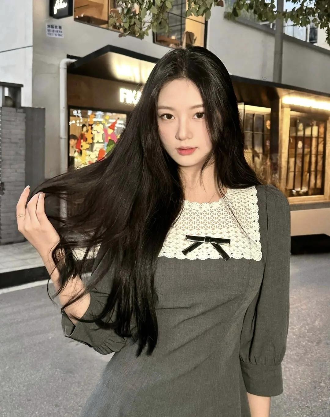 街头定格的瞬间，长发是最随性的装饰，与夜色一起温柔绽放