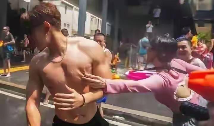 2026年4月14日，曼谷现场！这张堪称泼水节最佳摄影，这个女的有的色😍吧