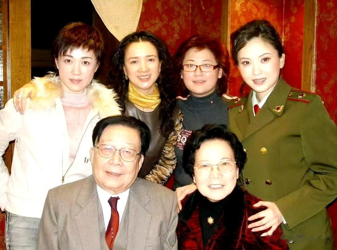 今日，著名演员陶慧敏在其社交平台晒出照片，悼念何晴！2004年，陶慧敏与电影版