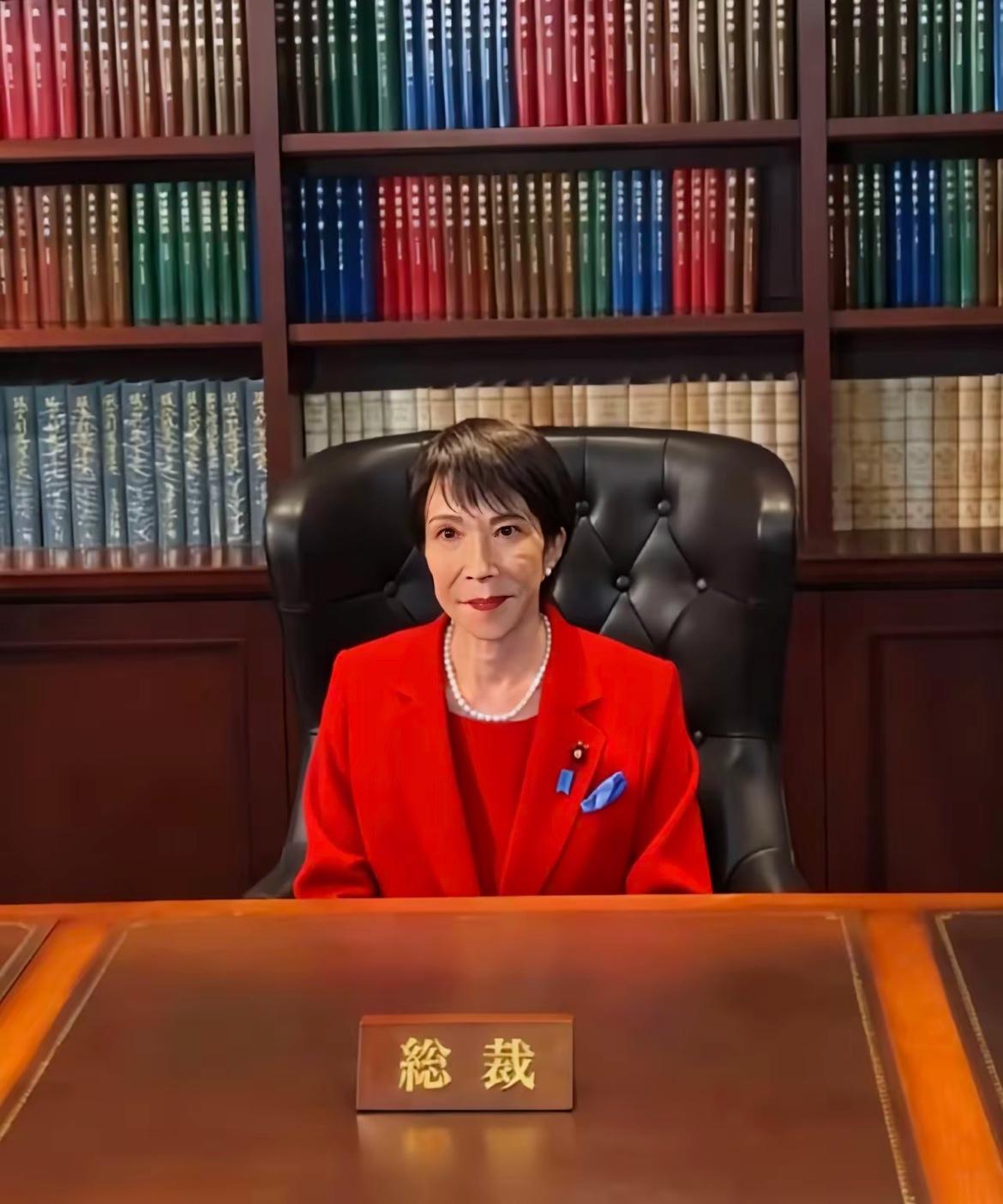 高市早苗上班第一天，第一天上班的高市早苗，一走进办公室就坐上总裁宝座，展现出强势