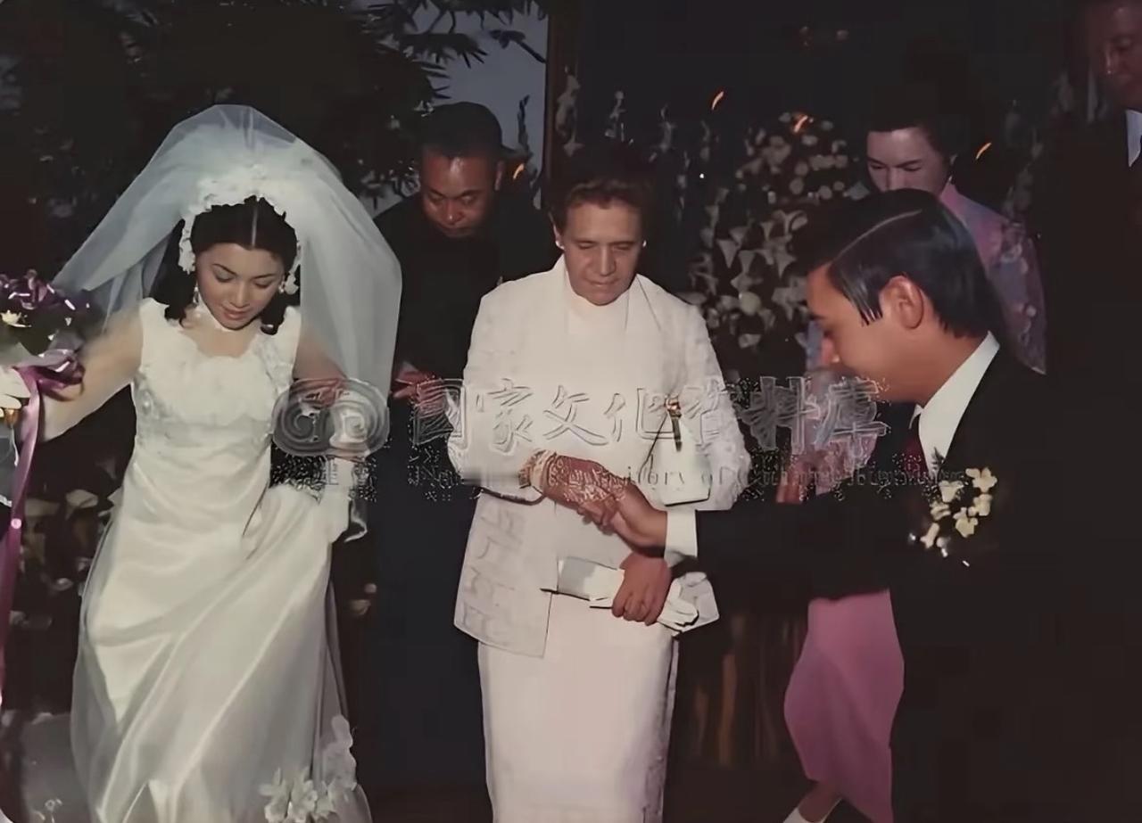 最近不少账号拿这张图说这是蒋孝武的婚礼，还有人说是蒋孝章大婚，全是张冠李戴。这是