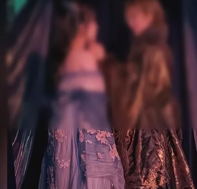 上海，16岁少女小黄为体验剧本杀“恋陪本”，即一种花钱请主持人谈“一对一”虚拟恋
