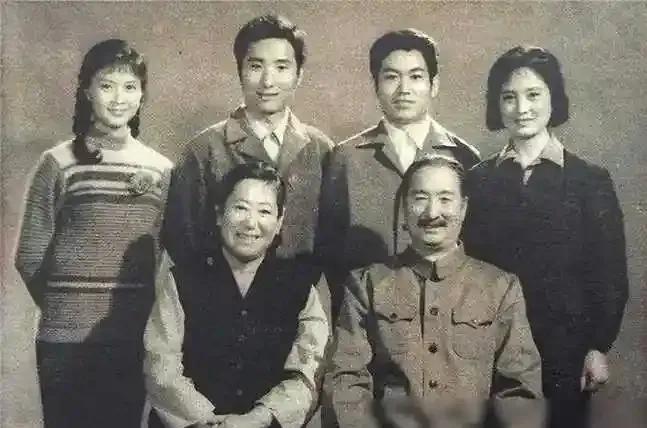 46年前，陈佩斯与父亲陈强演了《瞧这一家子》，刘晓庆获得百花奖最佳女配奖。拍摄