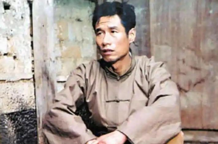 2005年，北京，刘佩琦哥哥病逝，16岁侄子刘伟无人照料，他心一软直接接回家当亲