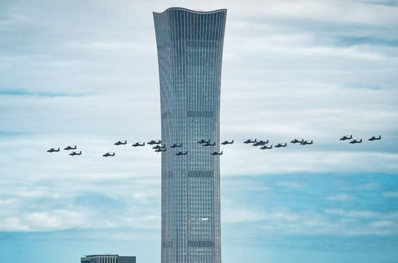 震撼画面，阅兵军机编队掠过中国尊，未来也一定会飞过101大厦！第三次彩排演练十分