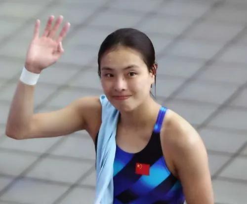 2017年10月，奥运冠军吴敏霞结婚时，跪下给婆婆敬茶，而婆婆却一脸骄傲，在外人