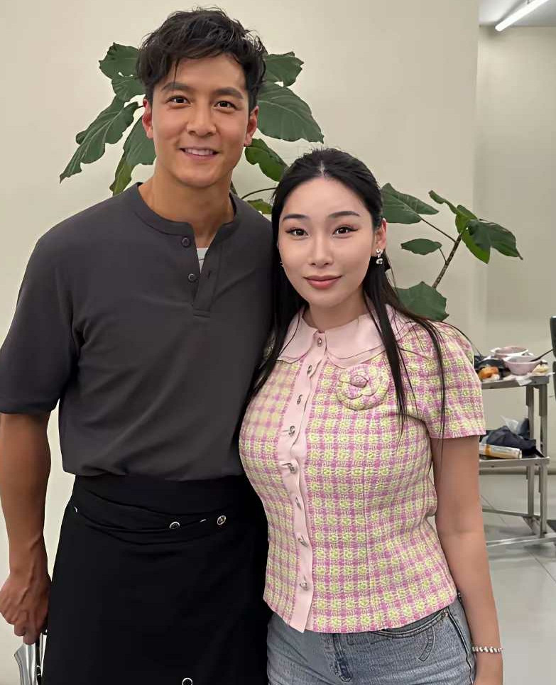 吴彦祖和女粉丝的合照，这个女孩的身材超级吸睛啊！