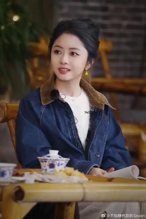 《我的山与海》：方婉之跪在何永旺的灵堂前烧纸，围了一圈看热闹的人。他们说她傻