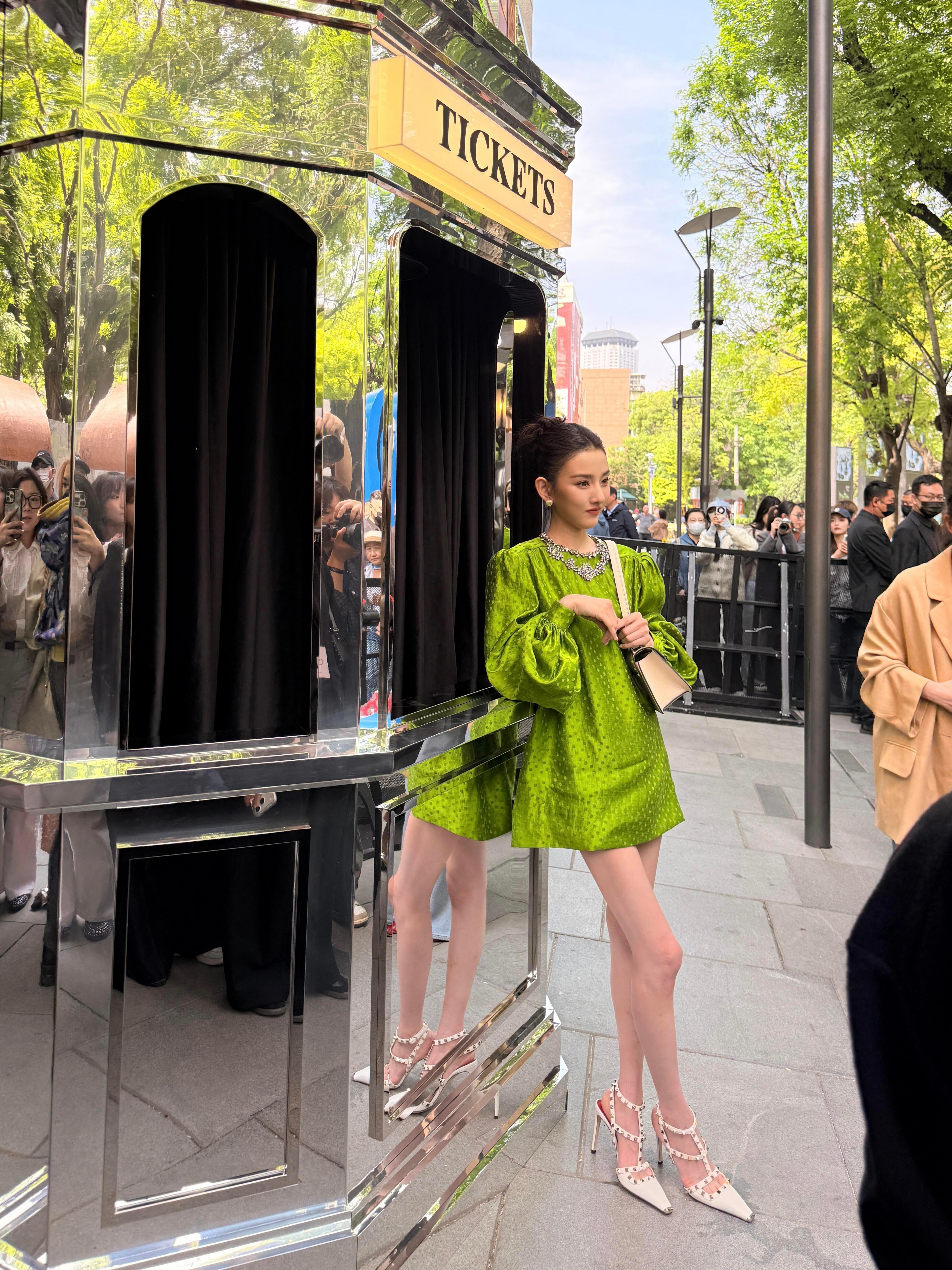 这是现在的宋祖儿生图里的腿…..