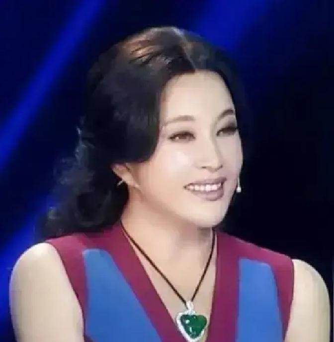 她给狗打针，剧组人全愣住1993年，《毛泽东之路》开机，刘晓庆迟到一周。制