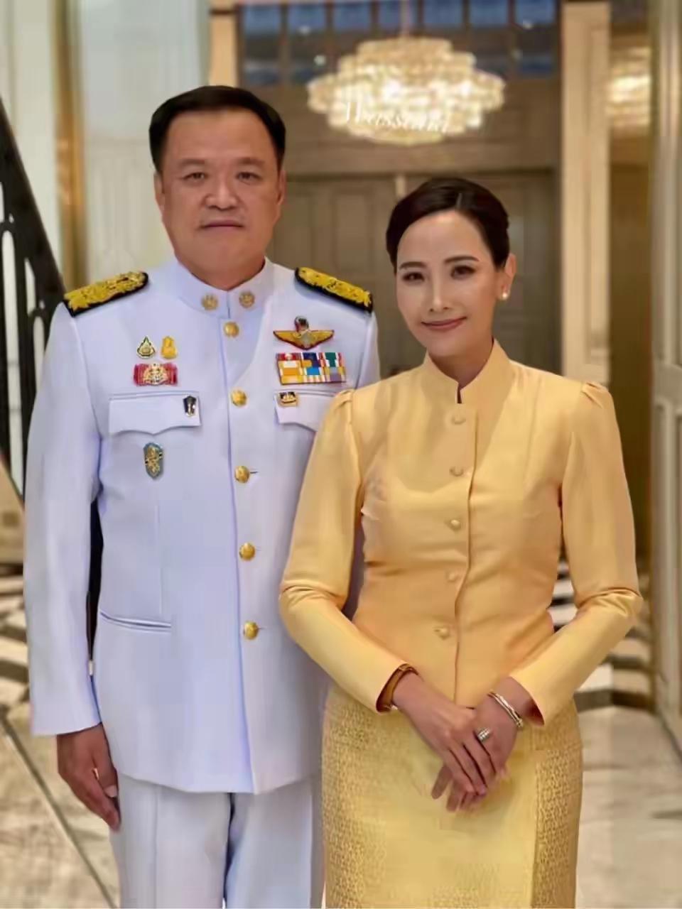 阿努廷当选泰国第32届总理，不得不佩服阿努廷的第三任妻子塔纳农，人长的不仅漂亮，
