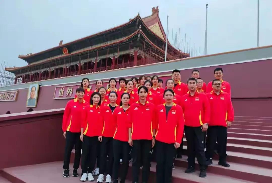 5月22日清晨正在北京集训的中国女排国家队前往了天安门广场观看升旗仪式。值得注意