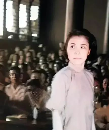 1946年的南京，大汉奸陈公博情妇莫国康被日本人遣送回国，接受公审。从现场照片看