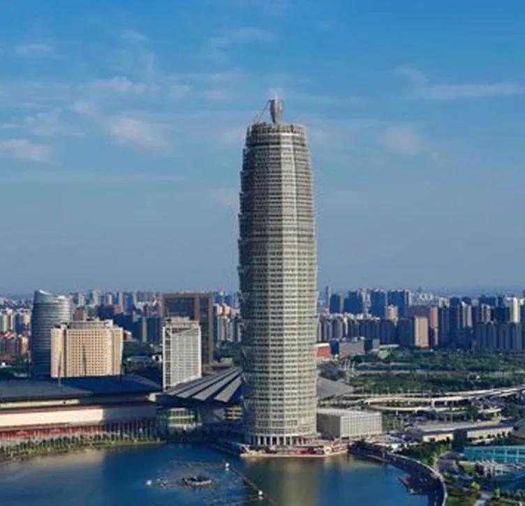 郑州千玺广场主塔，由绿地投资建造，为了人们方便进入大楼，还专门在大楼门前建了一条