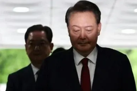 时隔4个月，尹锡悦再次走进牢房，房间内的一个情况极度糟糕！随着韩国首尔中央地方