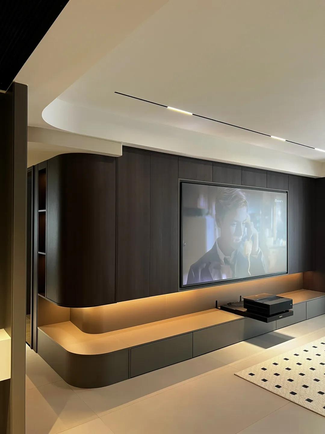 我同事小雅，92年的姑娘，去年装修新房。发朋友圈那天，我们办公室集体炸锅了——不