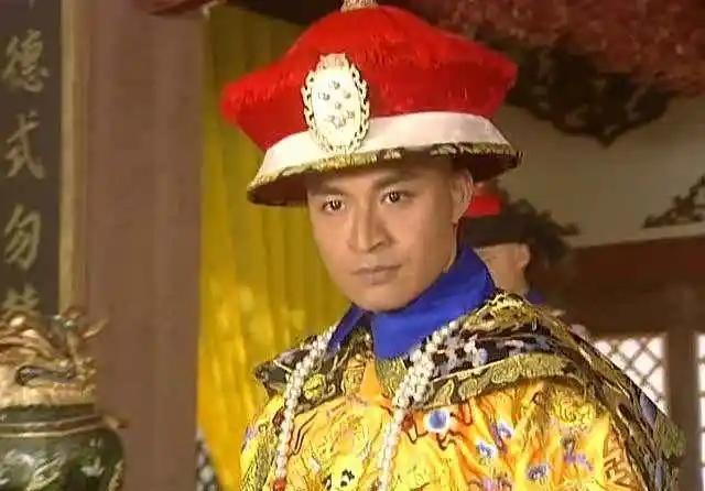 公元1626年，努尔哈赤被袁崇焕重伤，临死前留下口谕，由多尔衮继位，代善摄政，然