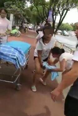 孕妇正逛着街, 突然感觉下面有异样, 低头一看, 宝宝出来半个身子