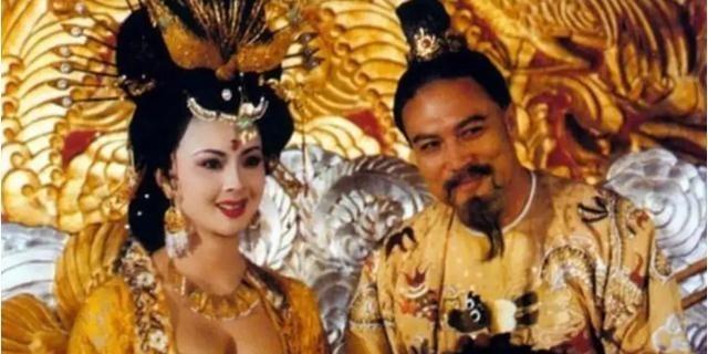 杨贵妃死后，用褥子包裹，草草葬于路边。第二年唐玄宗下令改葬，不料挖开坟墓，她的尸