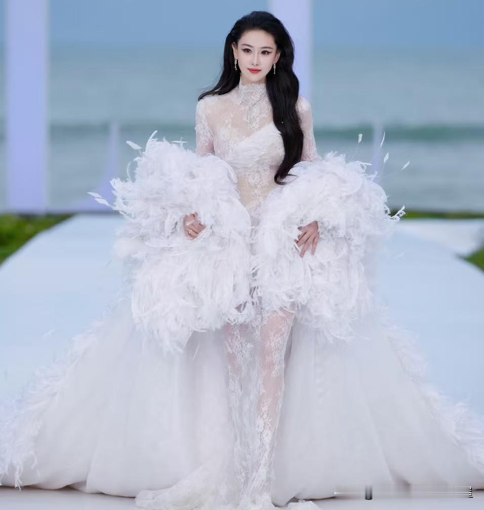 赵丽颖的话含金量还在上升！不信你看张馨予。演技一般，作品一般，但是身材却不