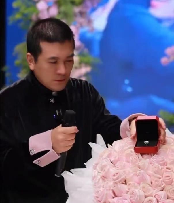 杨子举着11克拉钻戒直播求婚的事儿都看到了吧？眼泪汪汪求复合，说什么愿意在家做饭