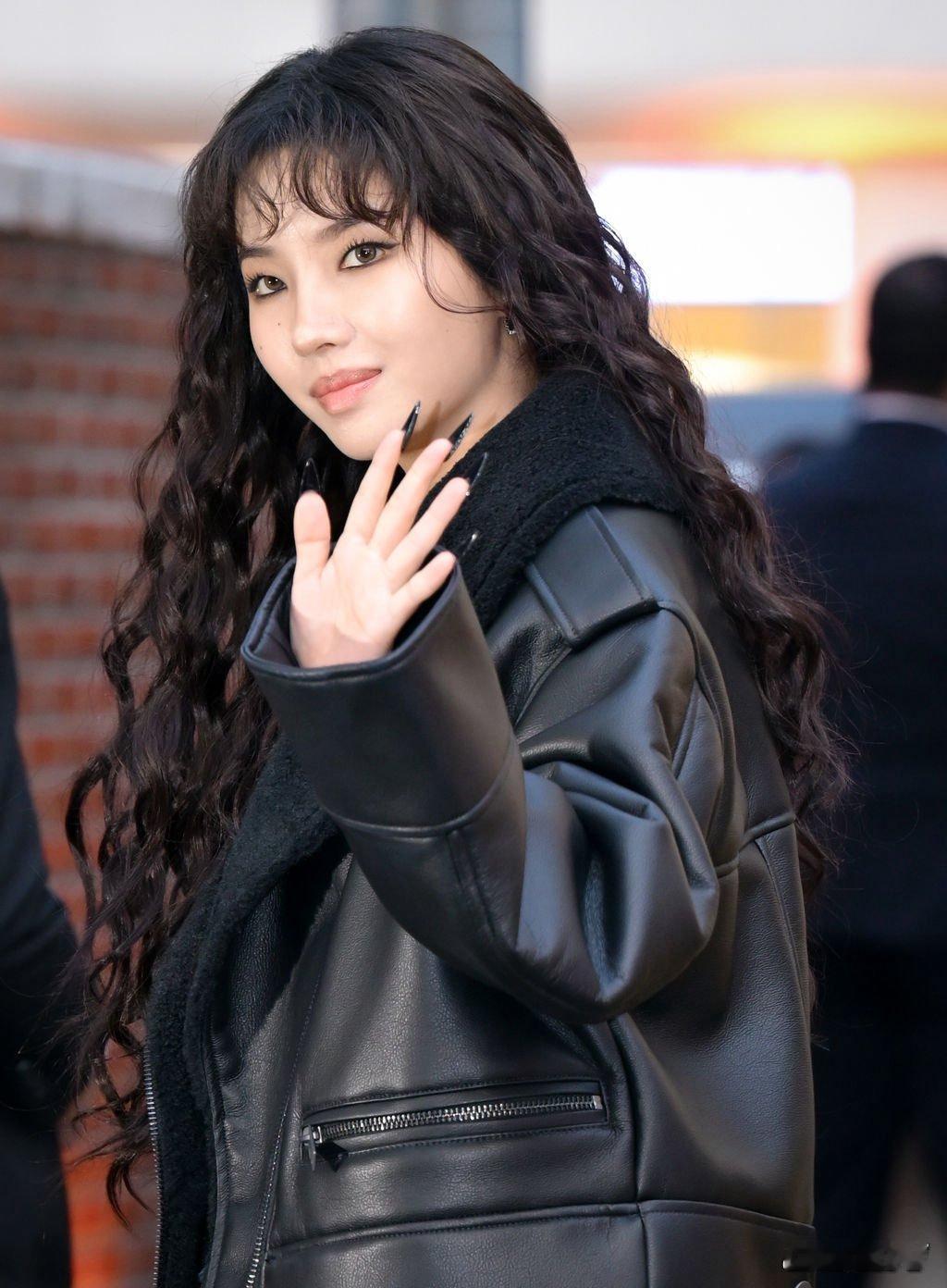 田小娟｜UGGxsacai活动长卷发及全包眼线霸气登场的Soyeon，美