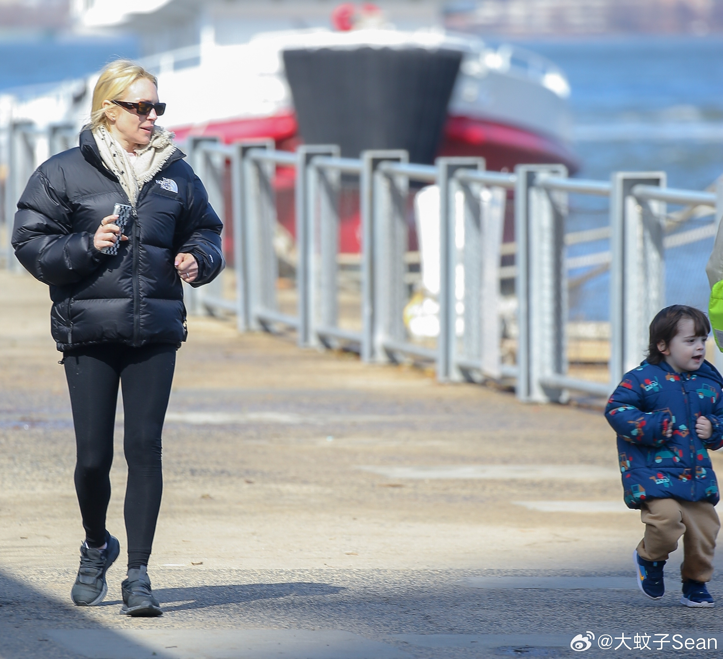 LindsayLohan林赛罗韩在纽约外出，带着儿子Luai到公园跑步，lil