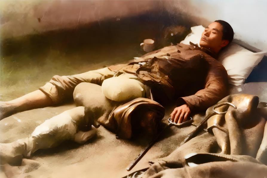 1937年淞沪抗战的硝烟里,一名二十余岁的中国战士躺在简陋的战地“病床”上,刚因