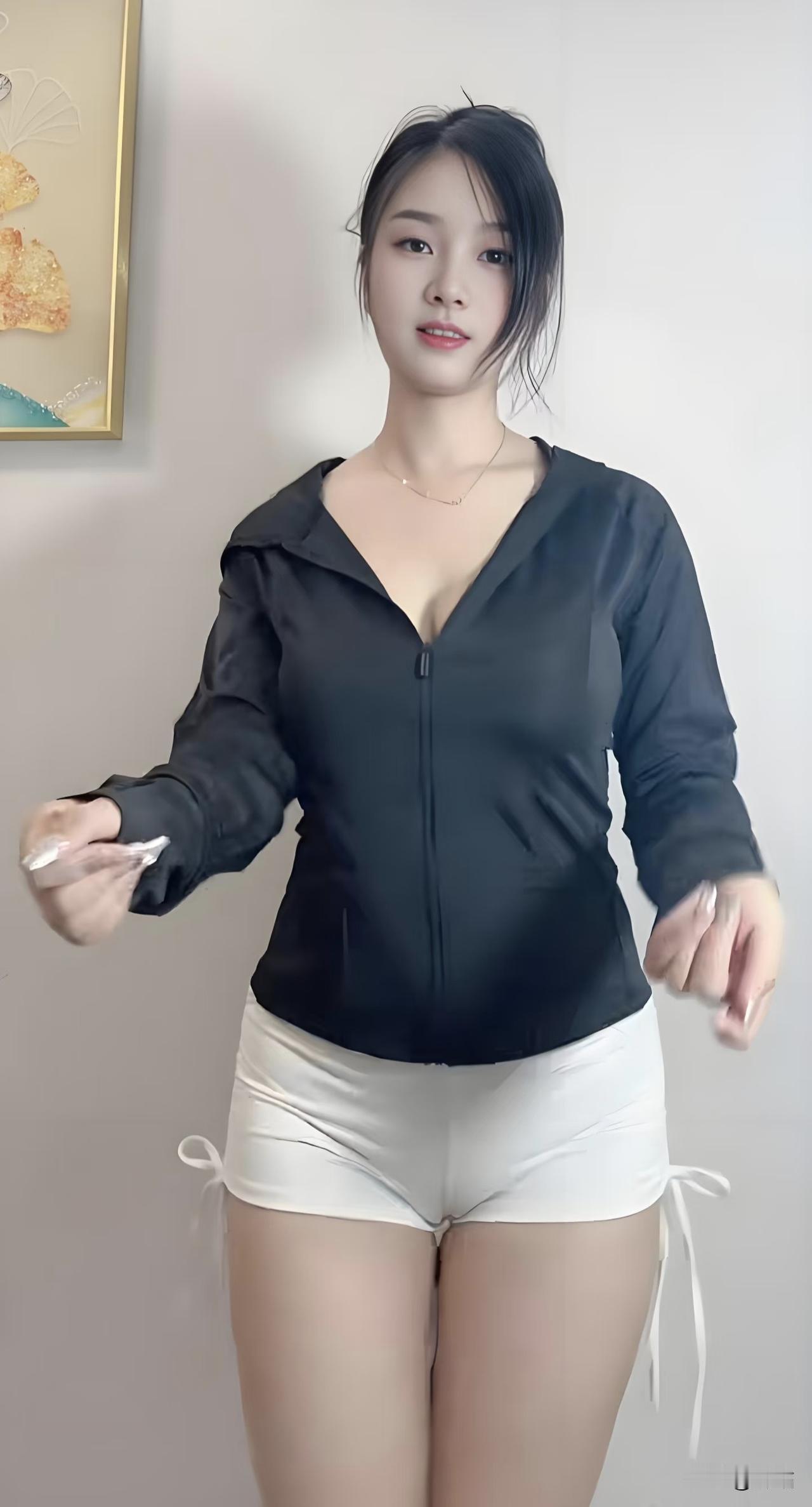 美图欣赏，看图写诗《闺中轻舞》轻抹淡妆碎发扬，墨衫微透带风凉。指尖