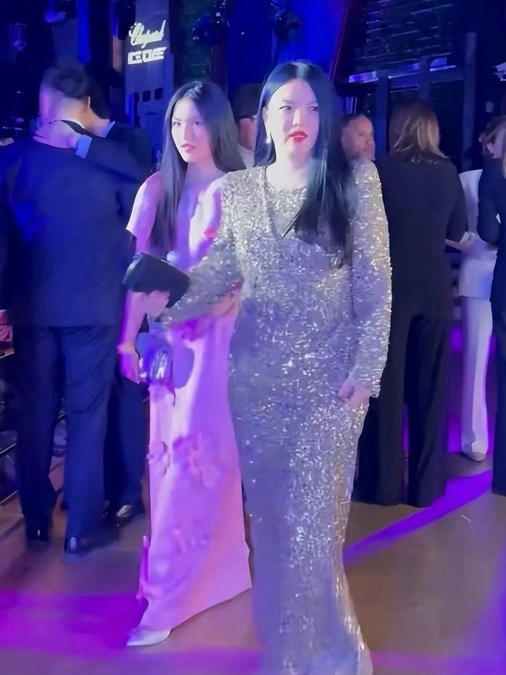 49岁李湘减肥成功，带女儿参加晚宴，一家三口再同框，离婚后还能处成朋友真不容易