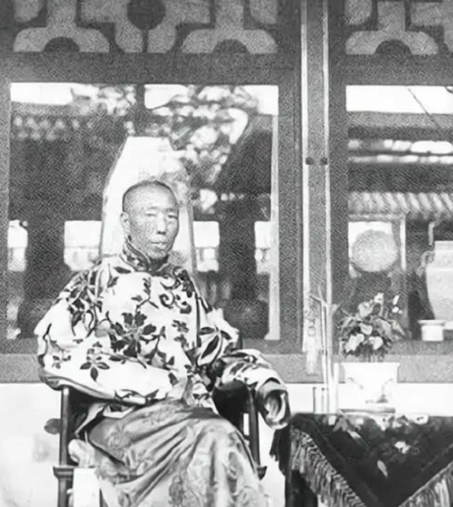 慈禧死后，李莲英怎么全身而退？1908年11月，晚清宫里像被连着敲了两记闷雷