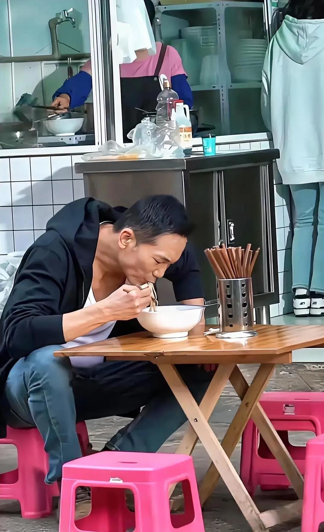 这一位男明星真低调啊。没有化妆，没有保安跟着，这样一个人休闲自在地在小摊吃东西，