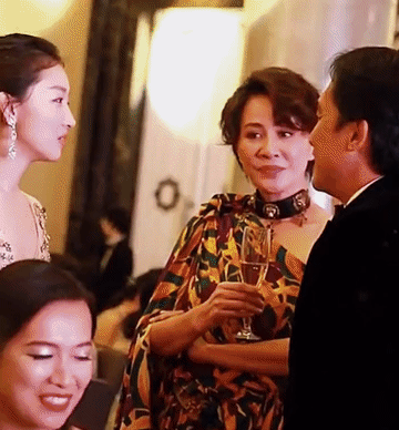 难得见到梁朝伟跟一个女演员聊得那么兴高采烈，看来影帝还是非常认可周冬雨的，别忘记