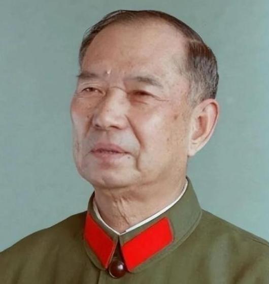 1982年，开国少将尤太忠视察部队，见一副团长好生眼熟，暗骂一句大事不好，立刻打