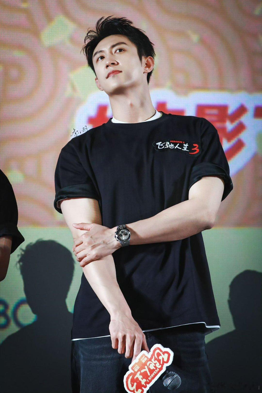 黄景瑜裤兜进入瑜伽裤时代《飞驰人生3》中的林臻东六纸八兜超严谨，戏外黄景瑜直接把