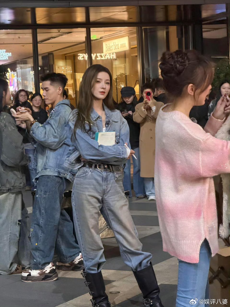 张予曦车窗神图张予曦这是什么神级美貌buff📸坐车里随便侧个头都能美成画报，