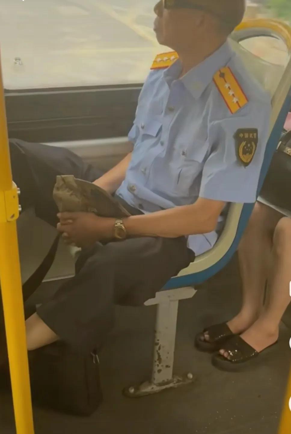 这个大爷的着装简直绝了！