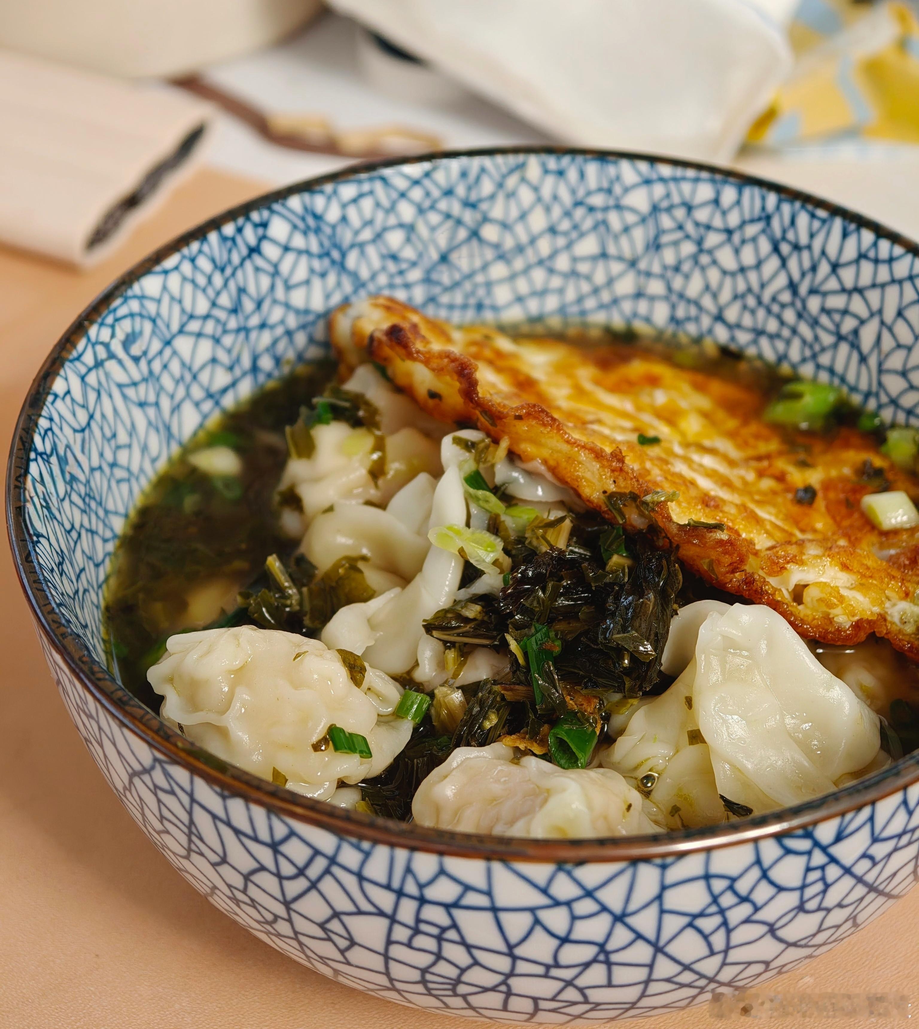 今晚吃我妈包的馄饨～皮是在朴朴上买的，馅是她自己调的，再加点灵魂腌菜，鲜酸爽口，