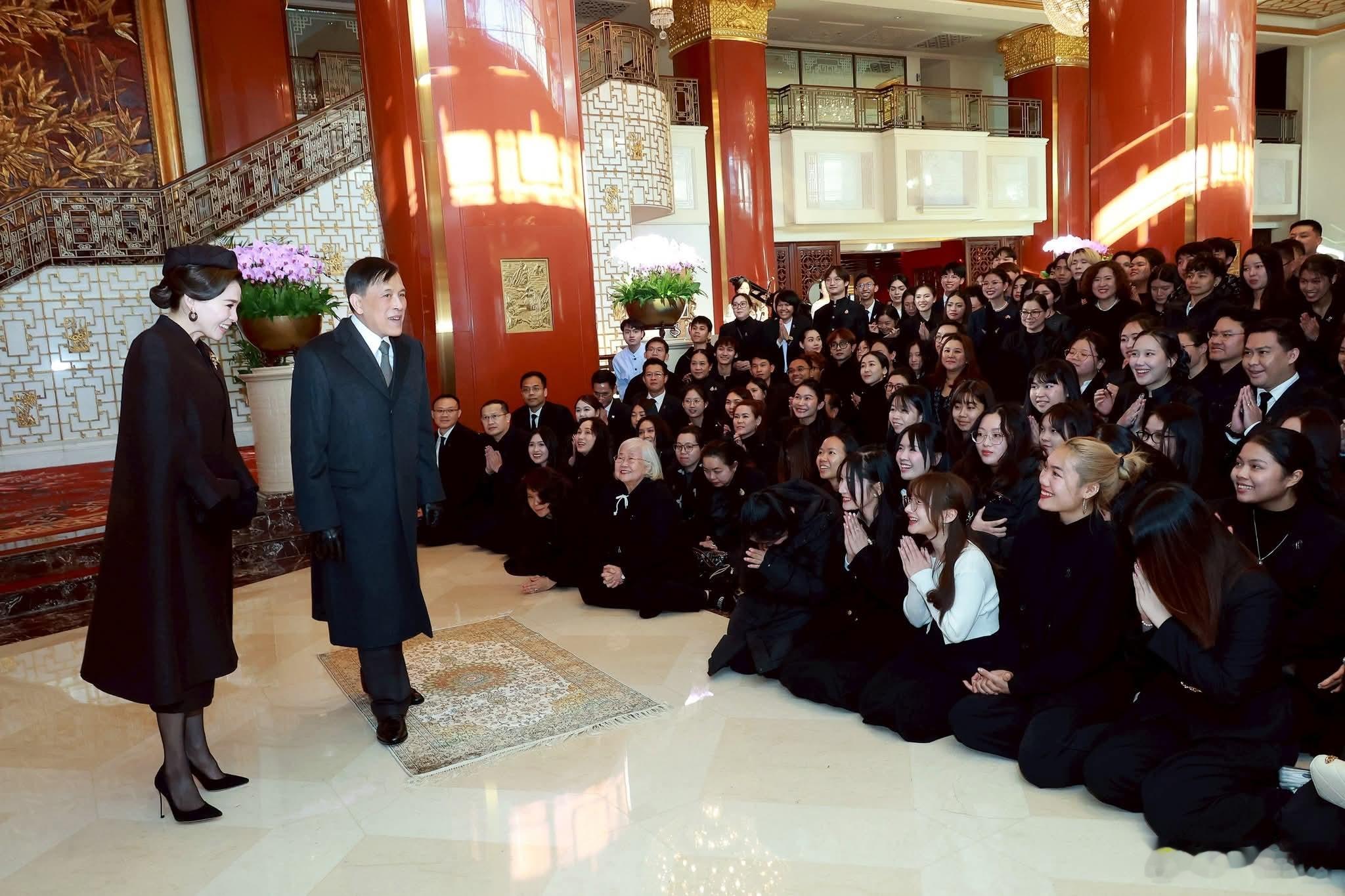 11月17日，泰国国王和王后在中国大饭店接见泰国驻中国大使馆官员、佛教僧侣和在北